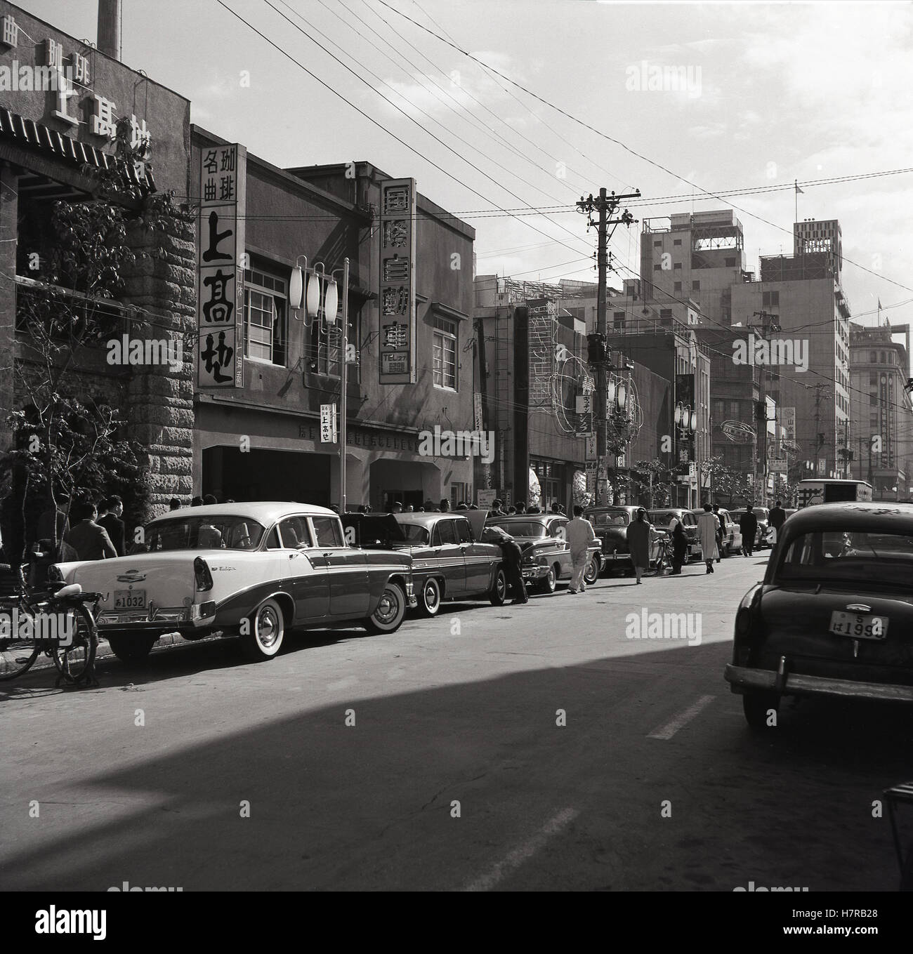 Années 50,historical, scène de rue, Tokyo, Japon, grand American style voitures garées au bord de la route. Banque D'Images