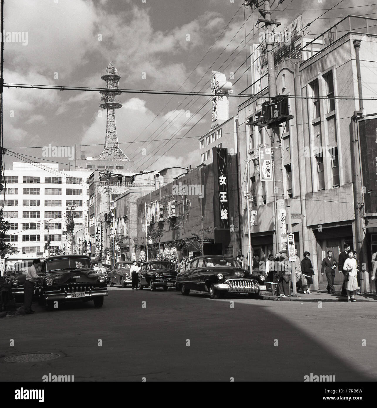 Années 1950, historique, côté scène de rue, Tokyo, Japon, montrant les grandes voitures de style américain de l'époque et des télécommunications tour en arrière-plan. Banque D'Images