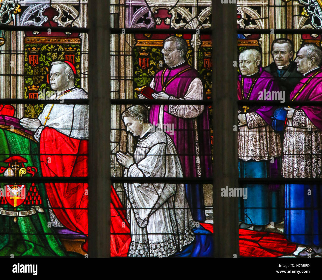 Vitrail depictinga Le Cardinal et les évêques à genoux, dans la Cathédrale de Malines, Belgique. Banque D'Images