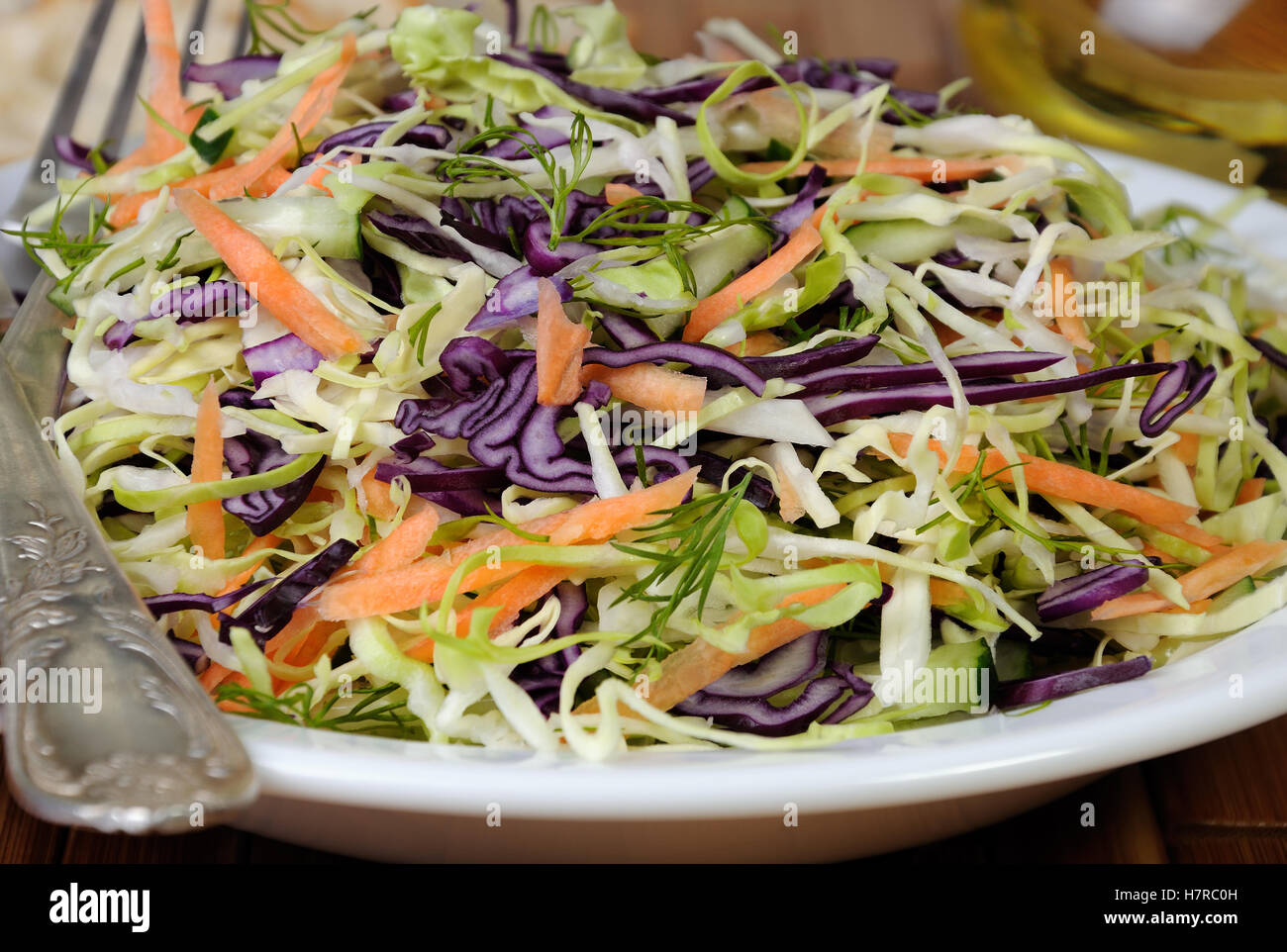 Salade de chou salade de chou rouge et blanc avec des carottes et concombre Banque D'Images