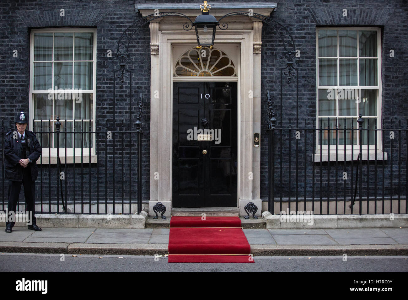 Londres, Royaume-Uni. 2 novembre, 2016. Un tapis rouge à l'extérieur de 10 Downing Street pour le président Juan Manuel Santos Calderón de la Colombie. Banque D'Images