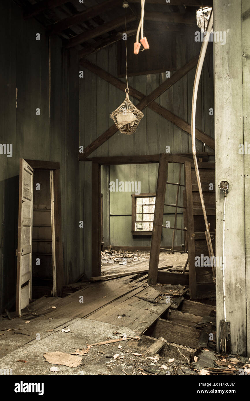 Intérieur de la maison abandonnée dans les Great Smoky Mountains National Park. Intérieur de Elkmont historic district accueil. Banque D'Images