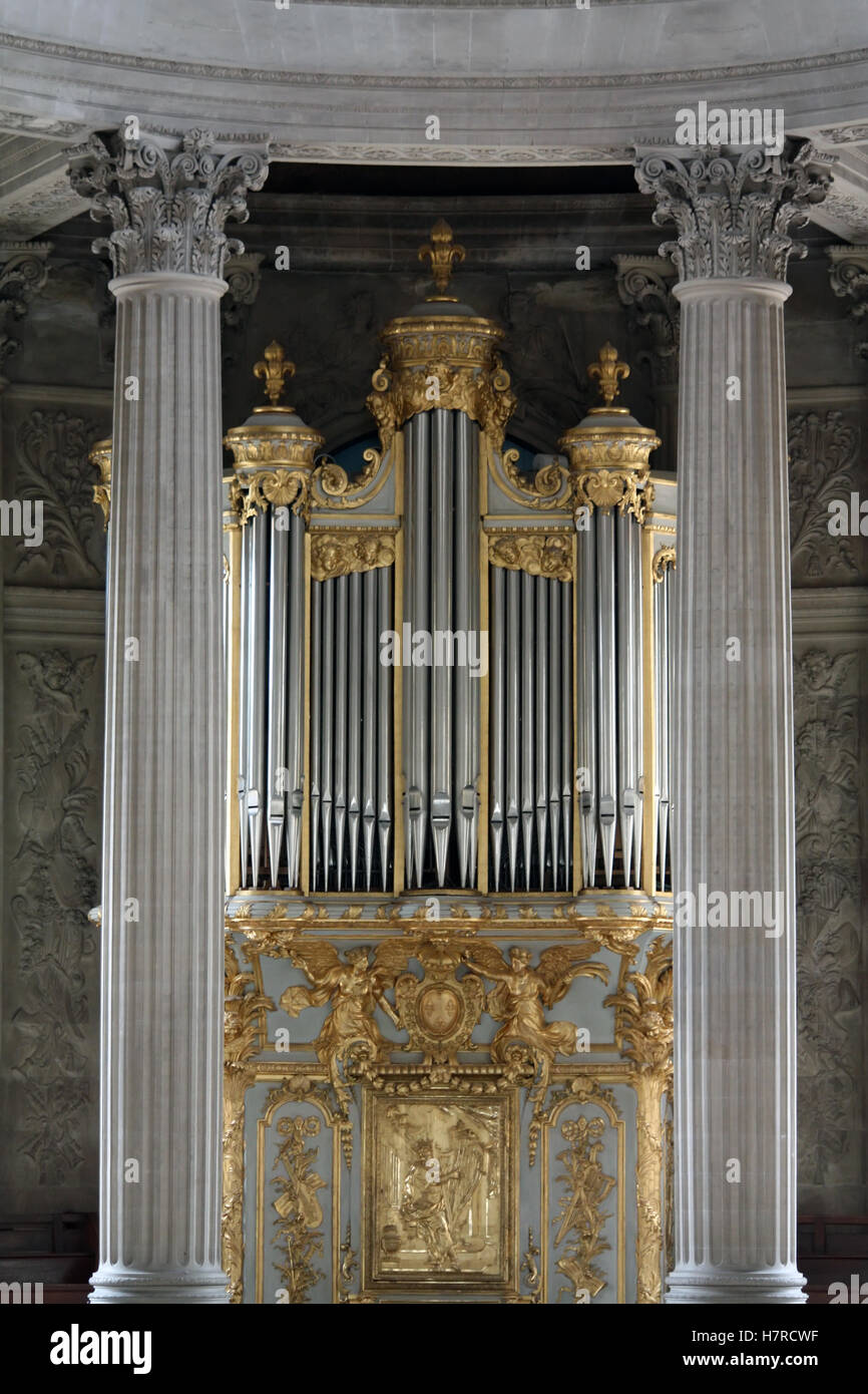 Les organes de l'église décorée. La décoration de style baroque d'organes. Banque D'Images