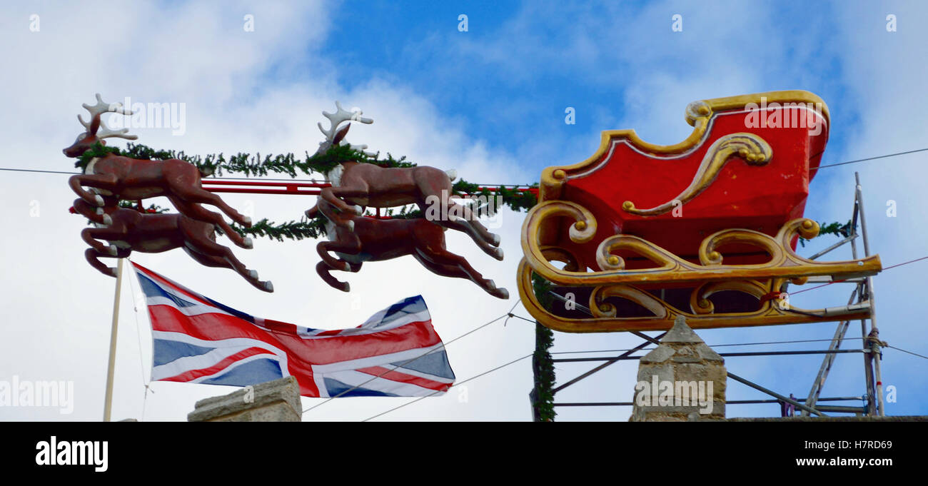 Calèche vide « Flying Santa » au marché de Noël de Southampton (Royaume-Uni) avec drapeau Union Jack en arrière-plan, Southampton, Angleterre, Royaume-Uni Banque D'Images