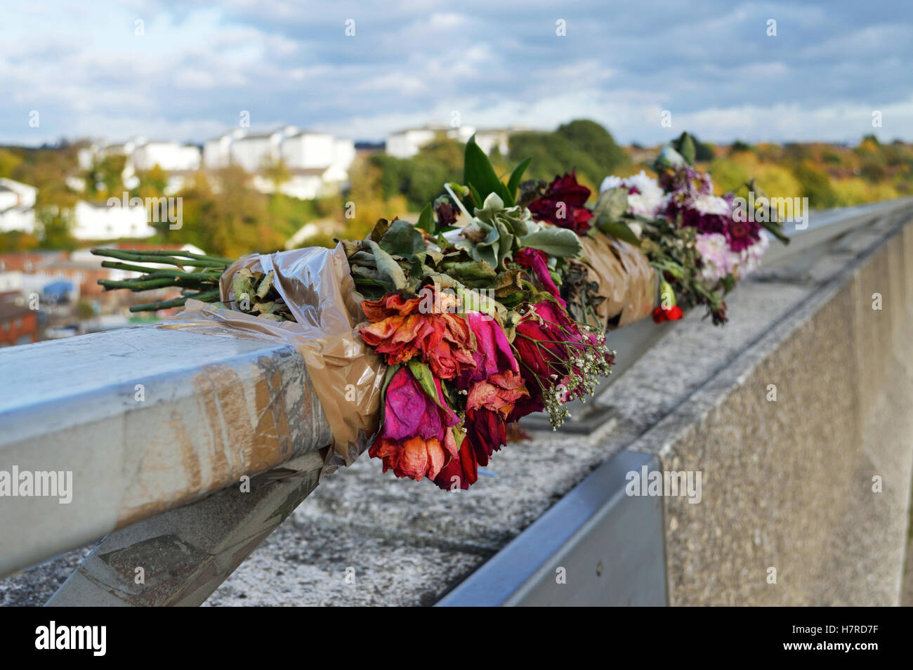Le flétrissement des fleurs sur le pont à Southampton Itchen éventuellement dans la mémoire d'une victime de suicide Banque D'Images