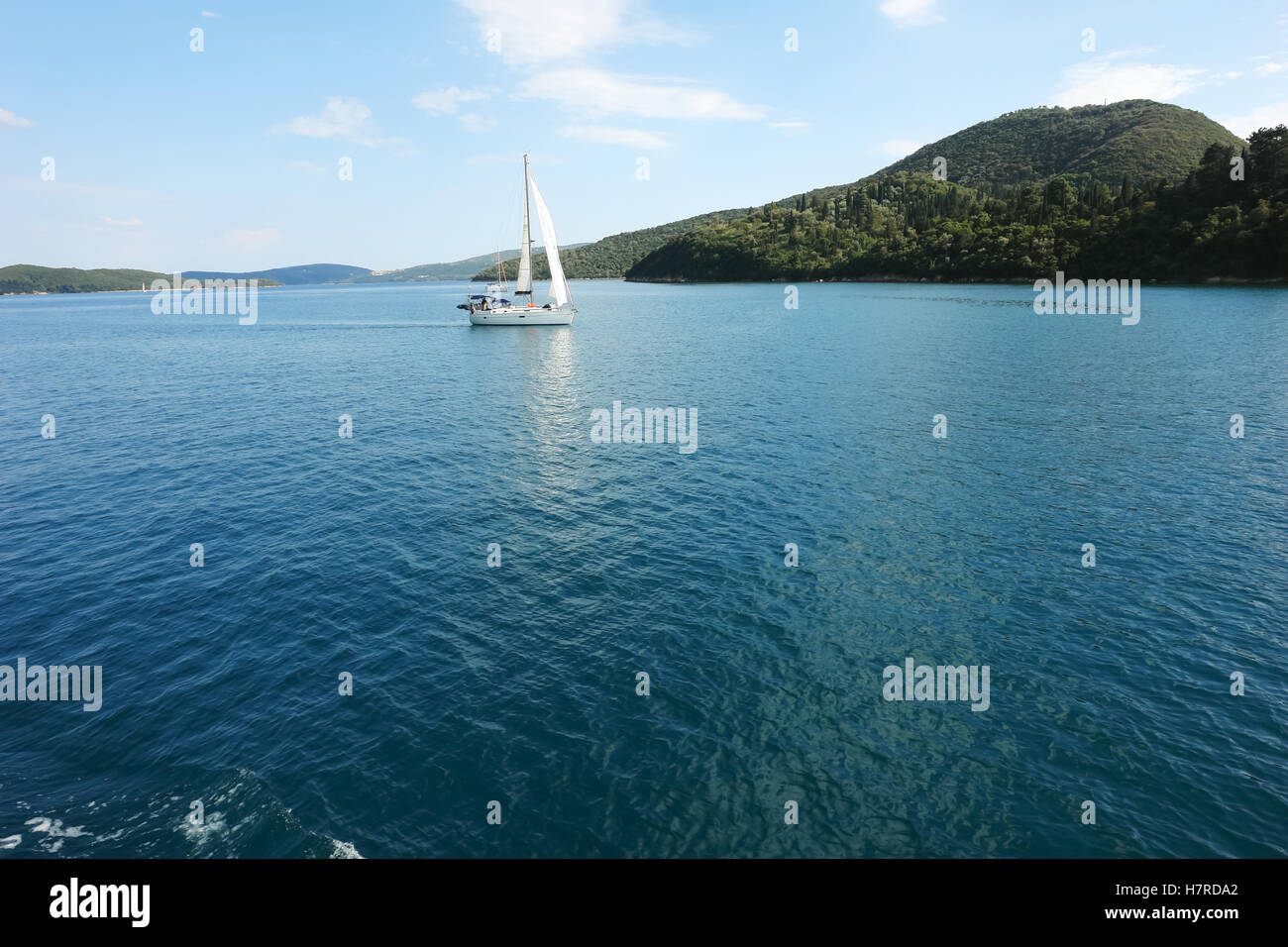 Lefkada, Grèce, 11 mai 2013 : vue panoramique avec îles vertes, montagnes et yacht dans la mer Ionienne, en Grèce. Banque D'Images