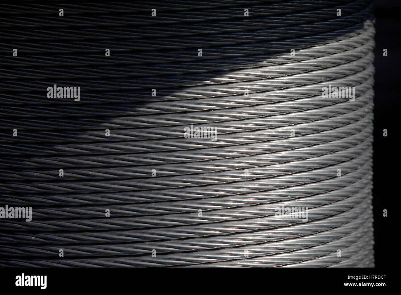 Câbles à haute tension enroulé sur un tambour en bois Banque D'Images