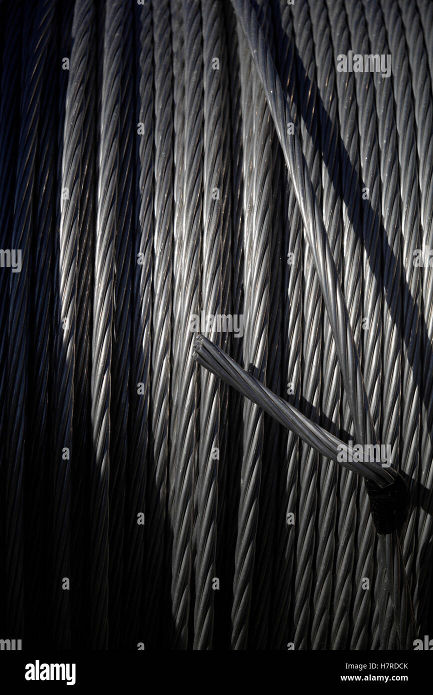 Câbles à haute tension enroulé sur un tambour en bois Banque D'Images