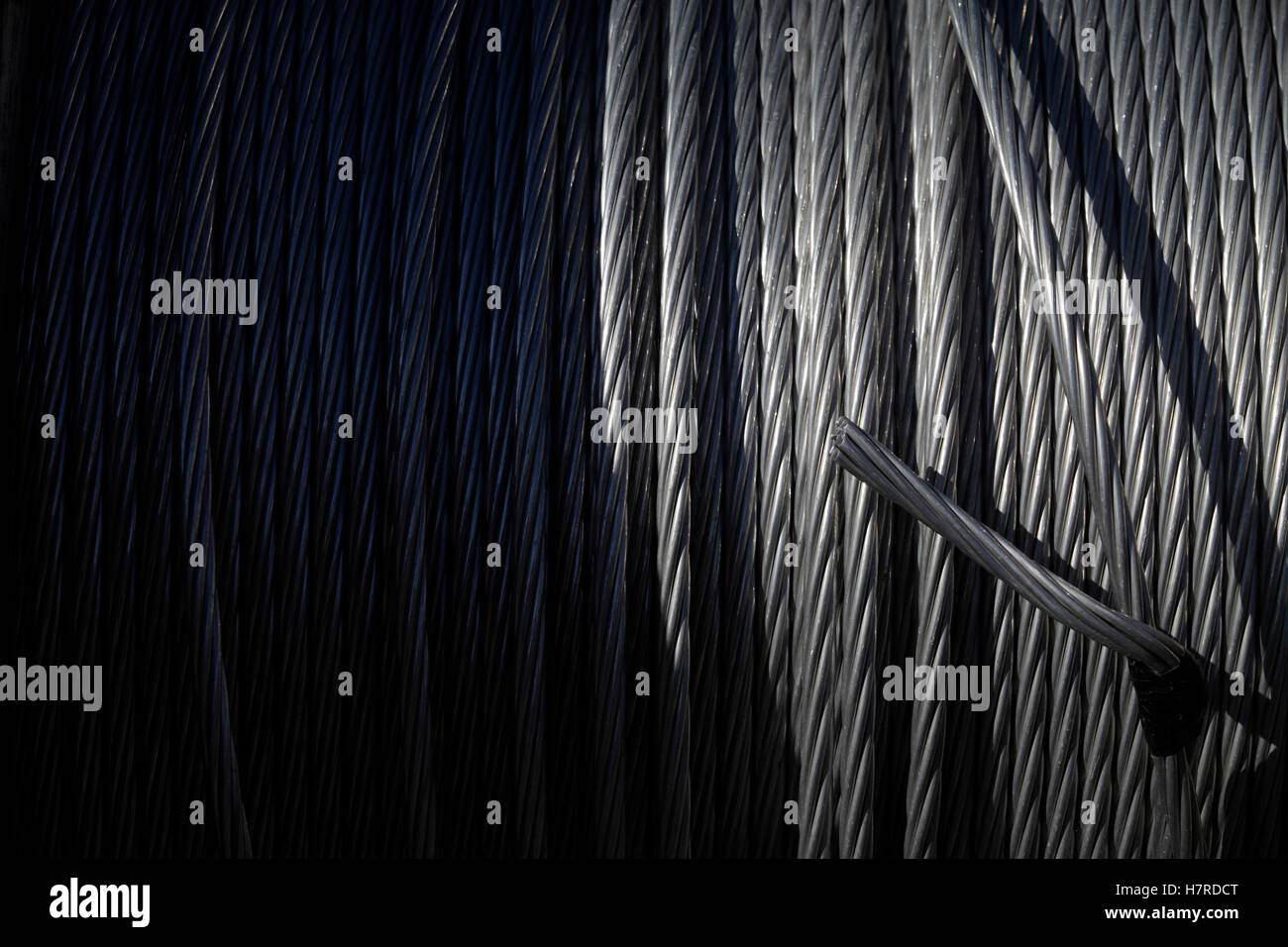 Câbles à haute tension sur le tambour à l'enroulé Banque D'Images