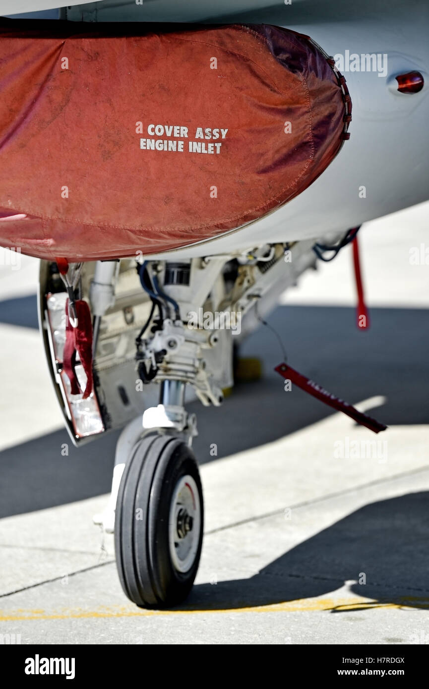 F16 Fighting Falcon détail avec d'atterrissage et le capot du moteur Banque D'Images