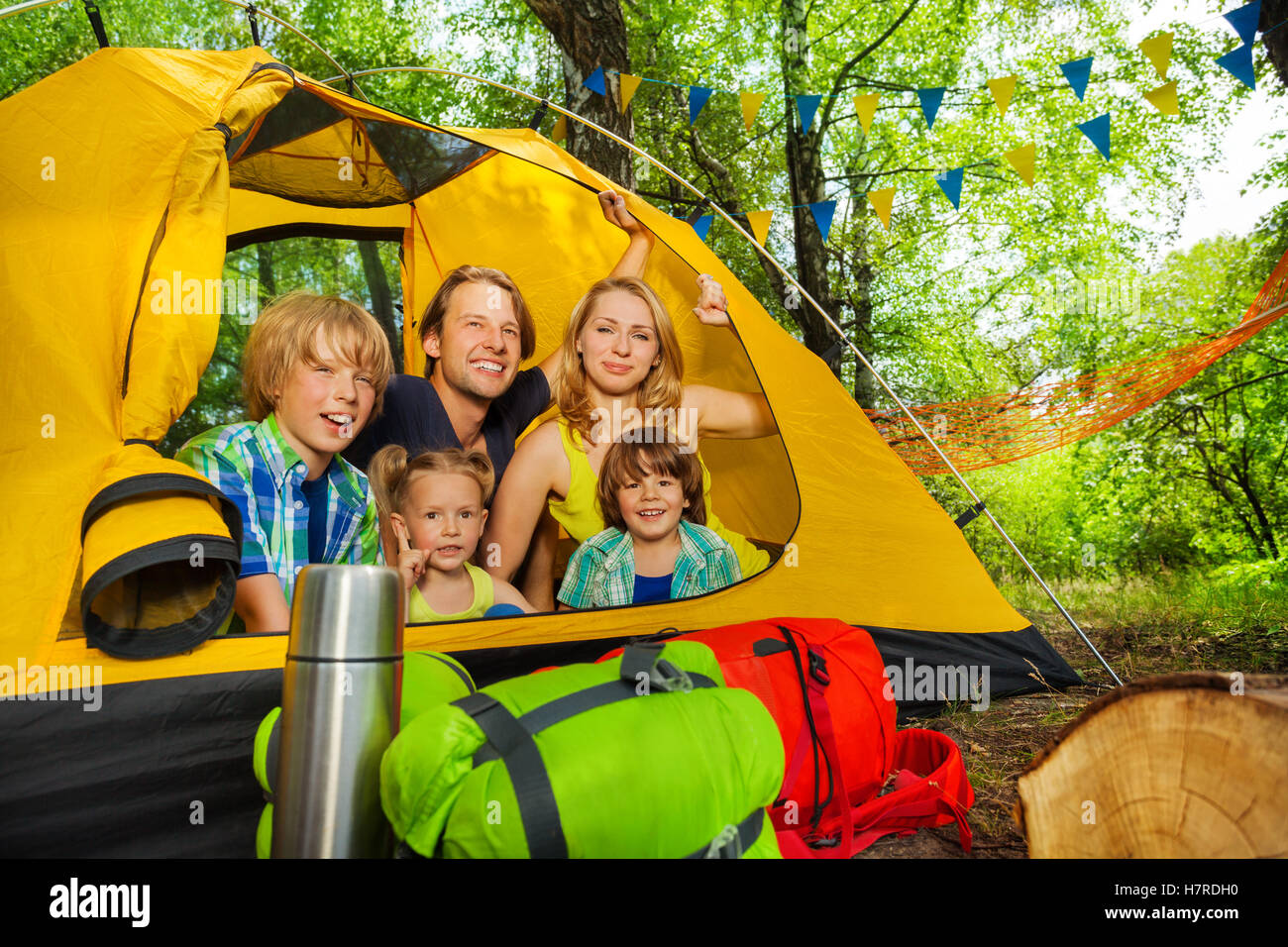 Grand portrait de famille à l'extérieur de la tente avec plaisir Banque D'Images