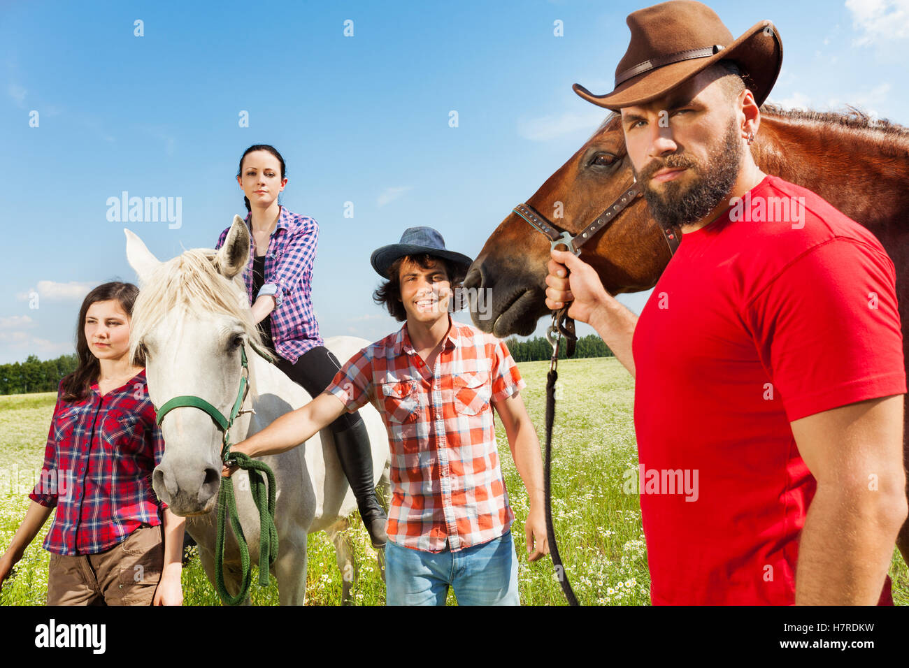 Portrait de jeunes et leurs chevaux dans le champ Banque D'Images