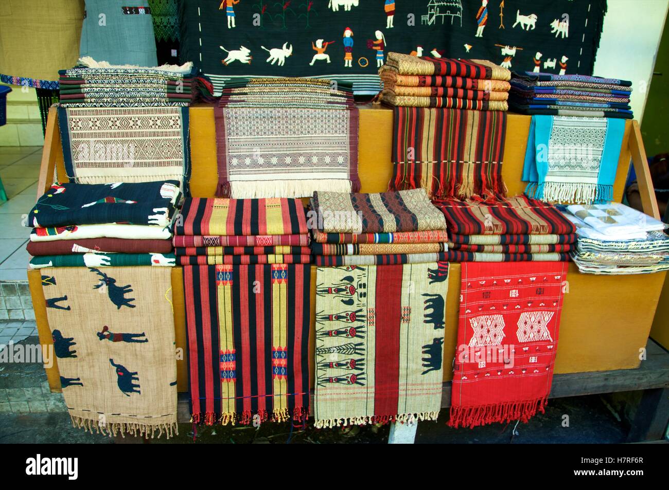 Yangon, Myanmar - 11 novembre 2014. Textiles tissés à la main sur la vente dans le marché Bogyoke Aung San. Banque D'Images