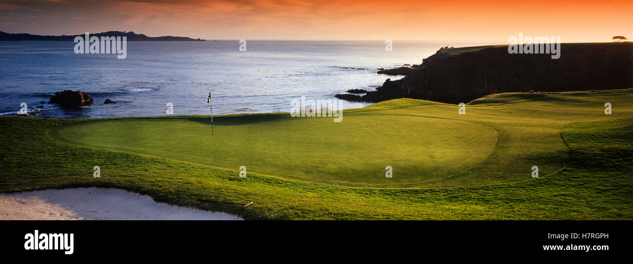 Golf de Pebble Beach panorama, trou n°8 avec Carmel Bay dans la distance ; Carmel, Californie, États-Unis d'Amérique Banque D'Images