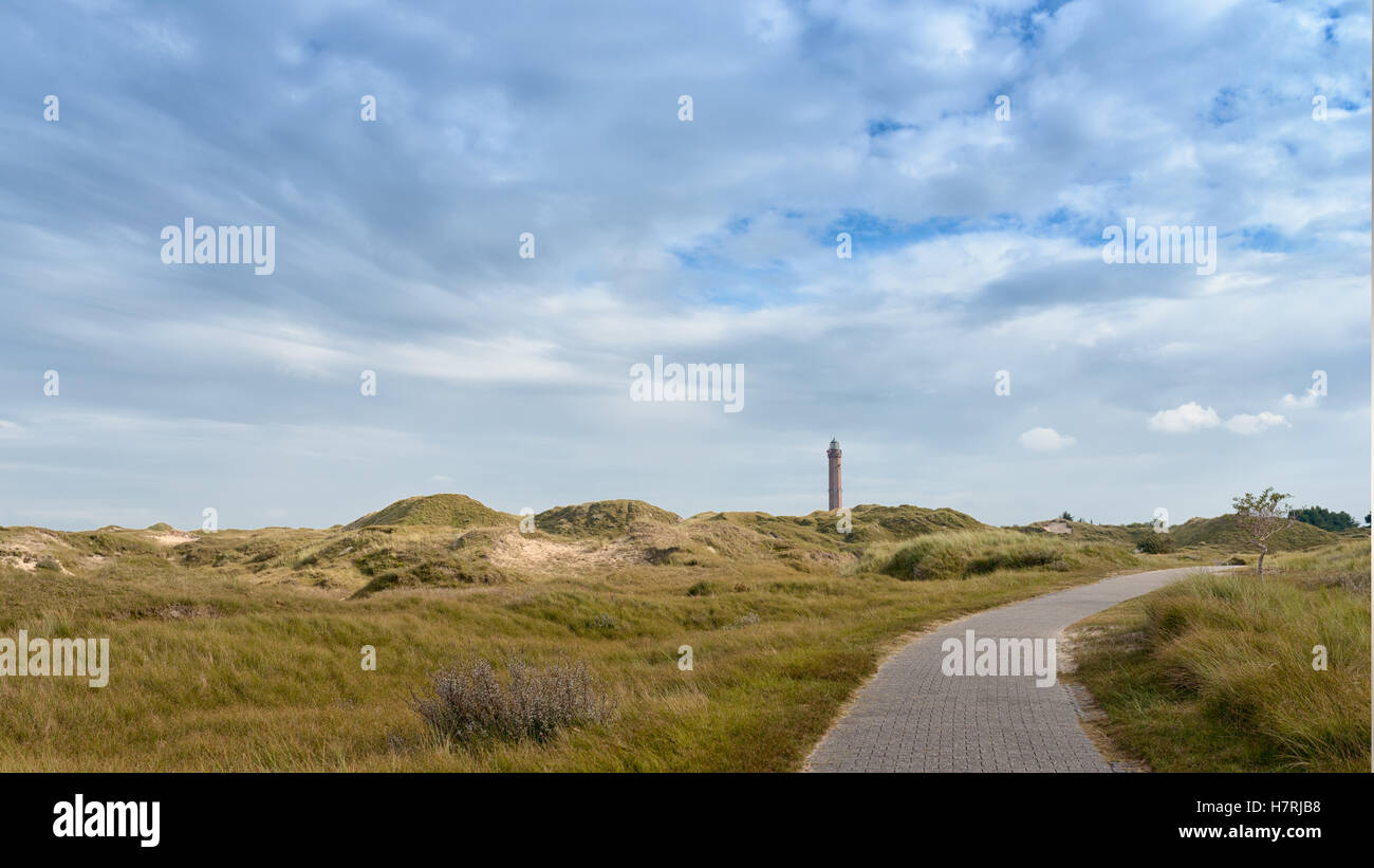 Paysage sur l'île allemande Norderney situé dans la mer du Nord avec un phare à l'horizon Banque D'Images