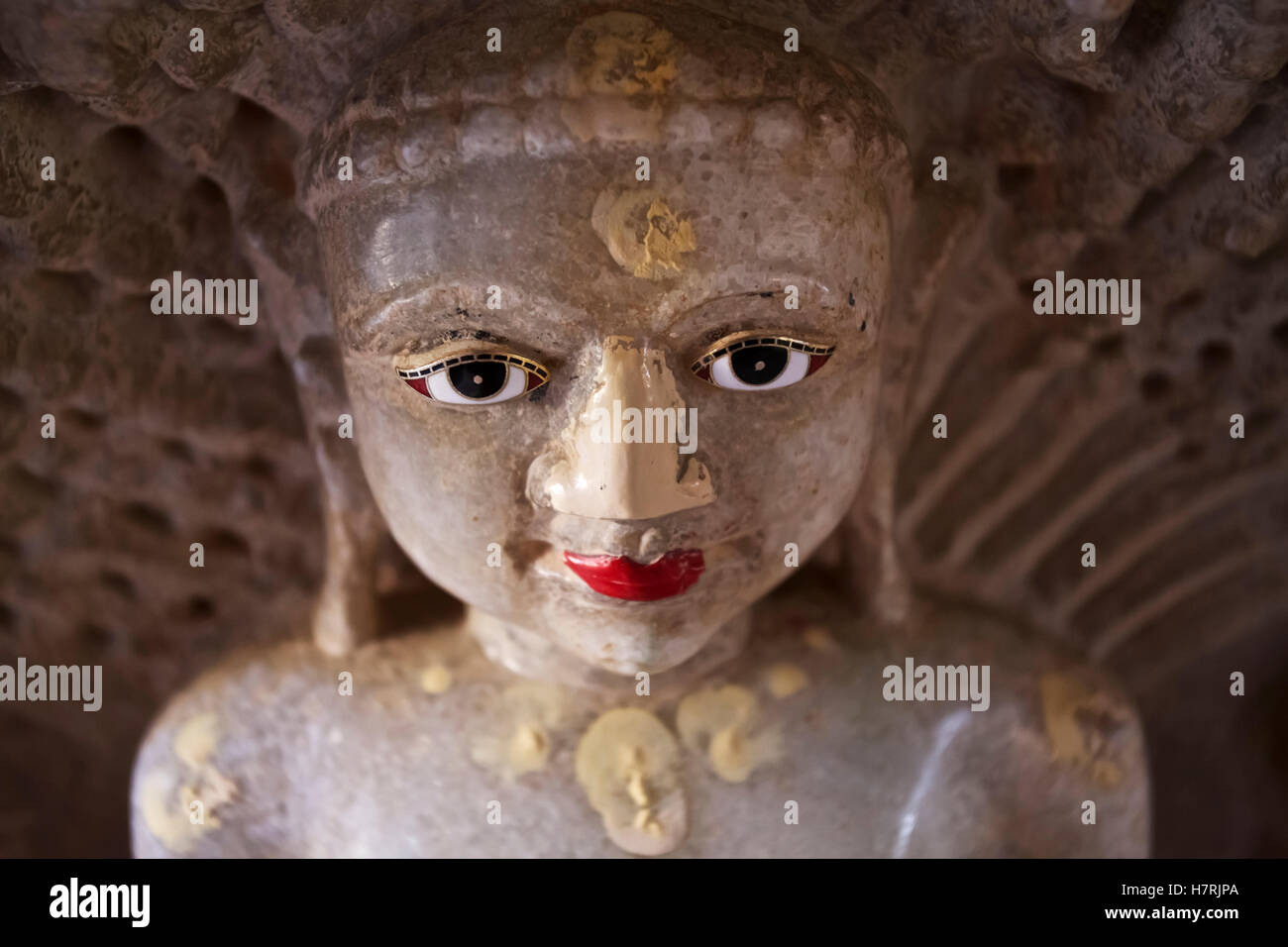 Statue sculptée d'une divinité à Ranakpur Jain temple, les collines d'Aravali, Rajasthan, Inde Banque D'Images