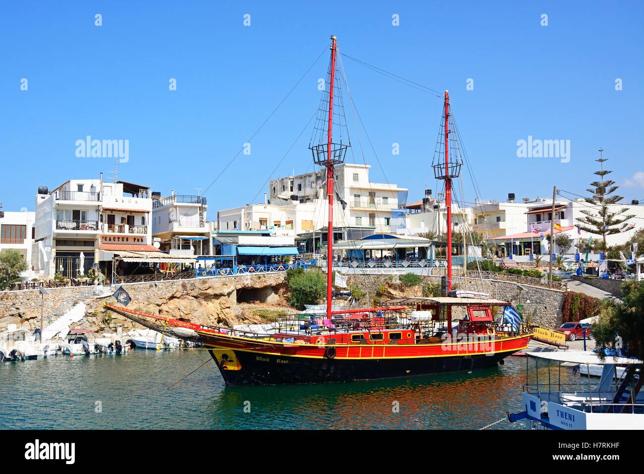 Black Rose Bateau Pirate Amarr Dans Le Port Avec Des Restaurants De black-rose-bateau-pirate-amarr-dans-le-port-avec-des-restaurants-de