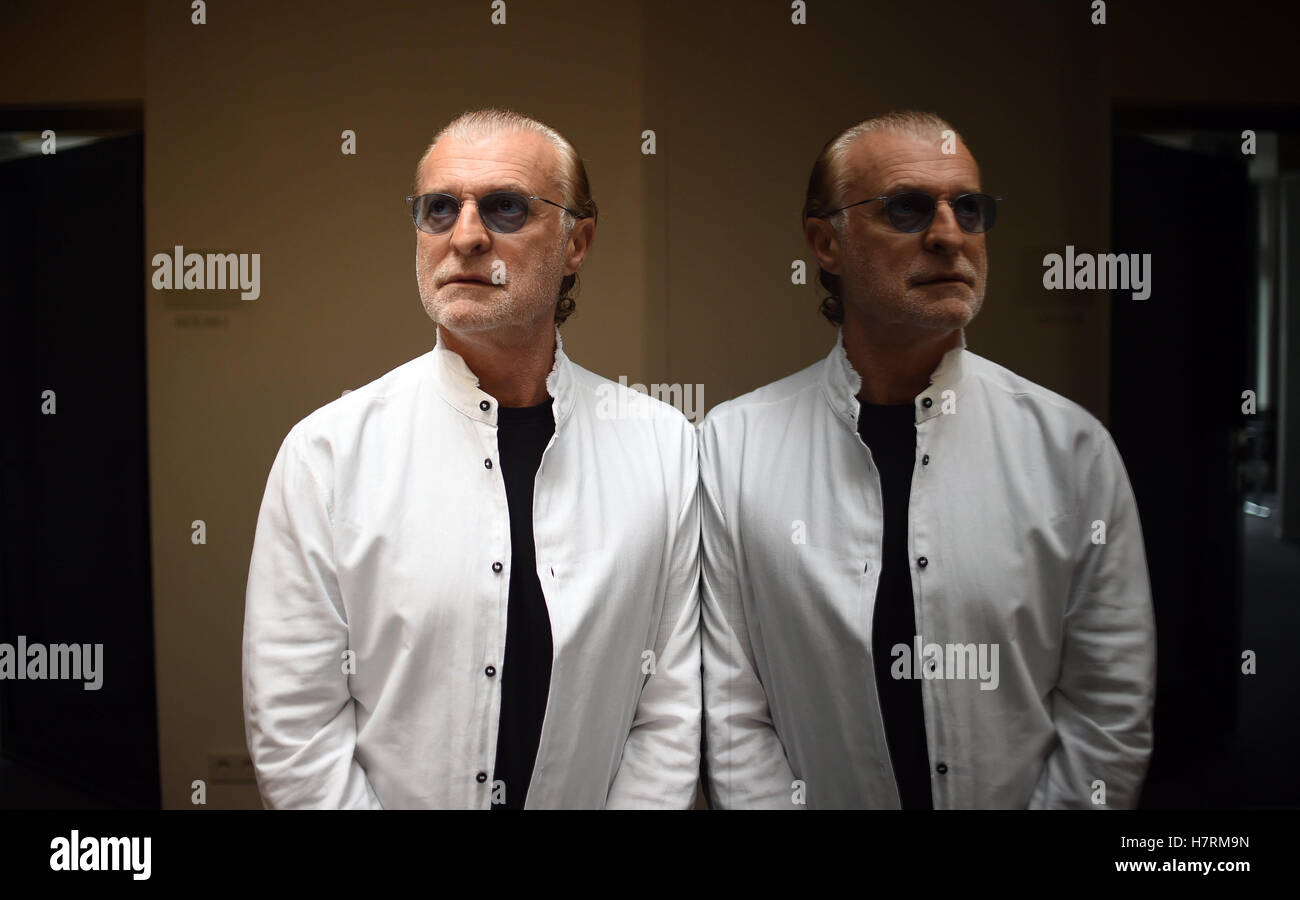 Berlin, Allemagne. Nov 7, 2016. German-Romanian music producteur Michael Cretu de la musique projet "Enigma", photographié à Berlin, Allemagne, 7 novembre 2016. Après une pause de huit ans, la nouvelle énigme-album 'La chute d'un ange rebelle" sera publié le 11 novembre 2016. PHOTO : BRITTA PEDERSEN/dpa/Alamy Live News Banque D'Images