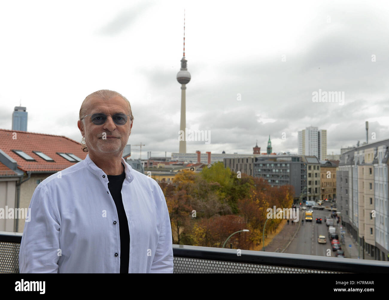 Berlin, Allemagne. Nov 7, 2016. German-Romanian music producteur Michael Cretu de la musique projet "Enigma", photographié à Berlin, Allemagne, 7 novembre 2016. Après une pause de huit ans, la nouvelle énigme-album 'La chute d'un ange rebelle" sera publié le 11 novembre 2016. PHOTO : BRITTA PEDERSEN/dpa/Alamy Live News Banque D'Images