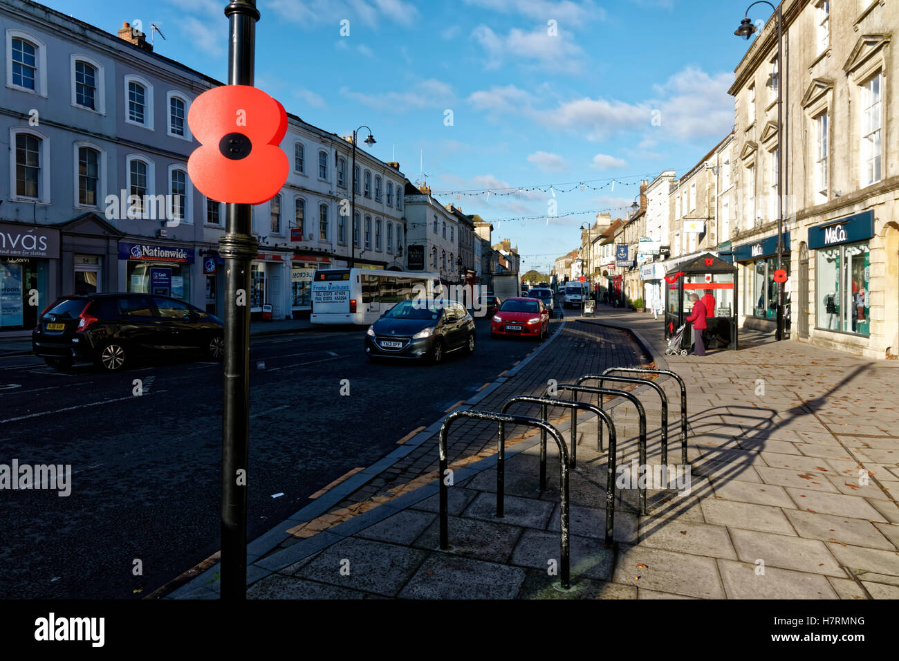 Warminster, Wiltshire, Royaume-Uni. 7Th Nov 2016. Tricoté main coquelicots dans la ville de marché de Warminster, Wiltshire, pour commémorer les soldats tombés et du Commonwealth Britannique Crédit : Andrew Harker/Alamy Live News Banque D'Images