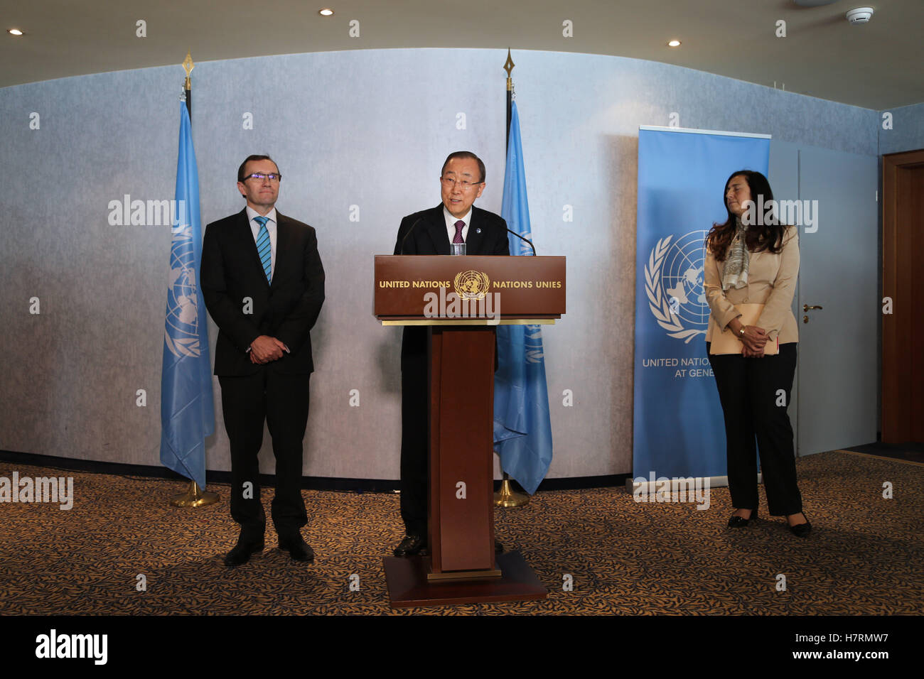 Mont Pelerin. Nov 7, 2016. Le Secrétaire Général des Nations unies, Ban Ki-moon (C) prend la parole lors d'une conférence de presse tenue à Mont Pelerin, Suisse le 7 novembre 2016. Ban Ki-moon, a déclaré lundi que les dirigeants chypriotes grec et turc avait atteint un "point critique dans leurs pourparlers' comme négociations sur les différends territoriaux ouvert ici aussi le lundi. © Zhang Miao/Xinhua/Alamy Live News Banque D'Images