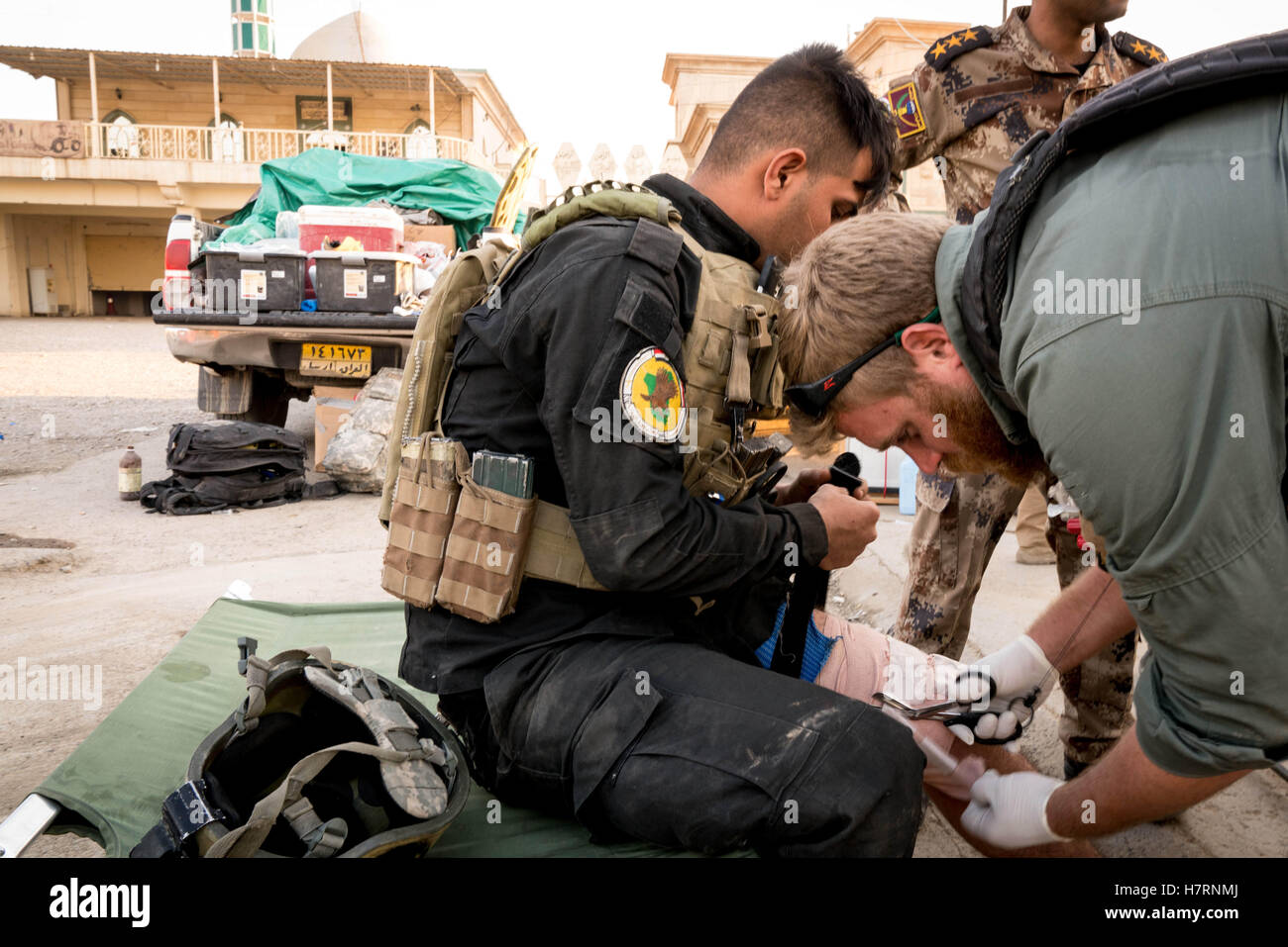 Gogjali, Ninive, de l'Iraq. 5ème Nov, 2016. Lutter contre les médecins de traiter un soldat du bataillon des forces spéciales irakiennes 1, ''La Brigade d'Or'', blessés au combat contre l'extérieur" de Mossoul, dans Gogjali, l'Iraq, le 5 novembre 2016. © Nish Nalbandian/ZUMA/Alamy Fil Live News Banque D'Images