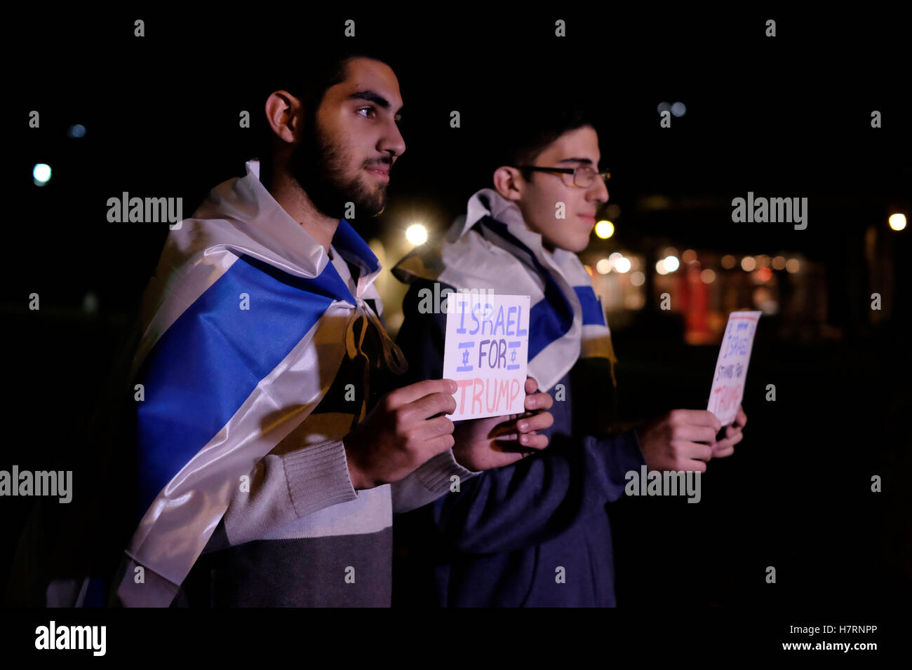 Jérusalem, Israël. Nov 7, 2016. Les partisans de l'israélien candidat présidentiel américain Donald Trump avec un panneau qui dit Israël pour Trump lors d'une pro Trump rassemblement devant le consulat américain à Jérusalem Israël Crédit : Eddie Gerald/Alamy Live News Banque D'Images