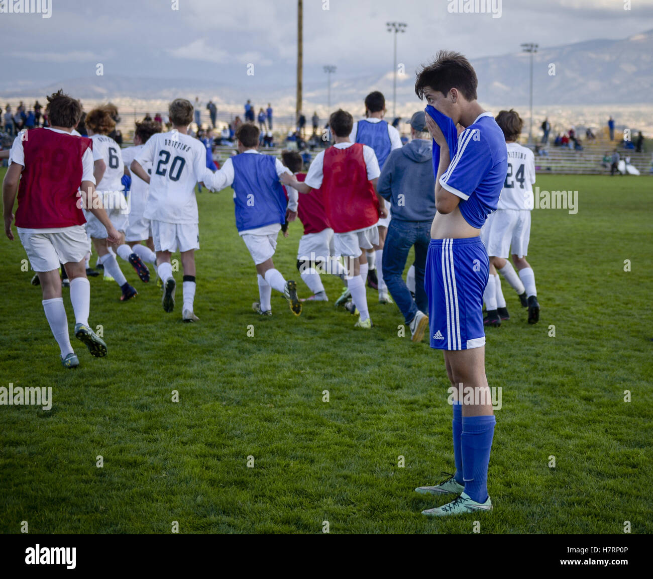 5 novembre 2016 - Bernalillo, centrale et 6e aux États-Unis, stree - Journal.Bosque's Josh Sanchez(CQ) est dans l'incrédulité que son équipe a perdu les garçons 4A soccer championship match contre Fe Sata Prep samedi après-midi. Bernalillio, Nouveau Mexique (crédit Image : © Roberto E. Rosales/Albuquerque Journal via Zuma sur le fil) Banque D'Images