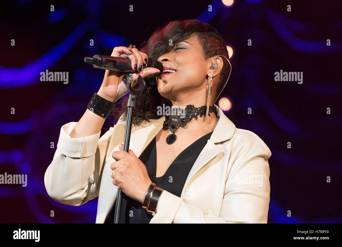 Bournemouth, Royaume-Uni. 7 novembre, 2016. Gabrielle en concert au Pavilion à Bournemouth Crédit : Charlie Raven/Alamy Live News Banque D'Images