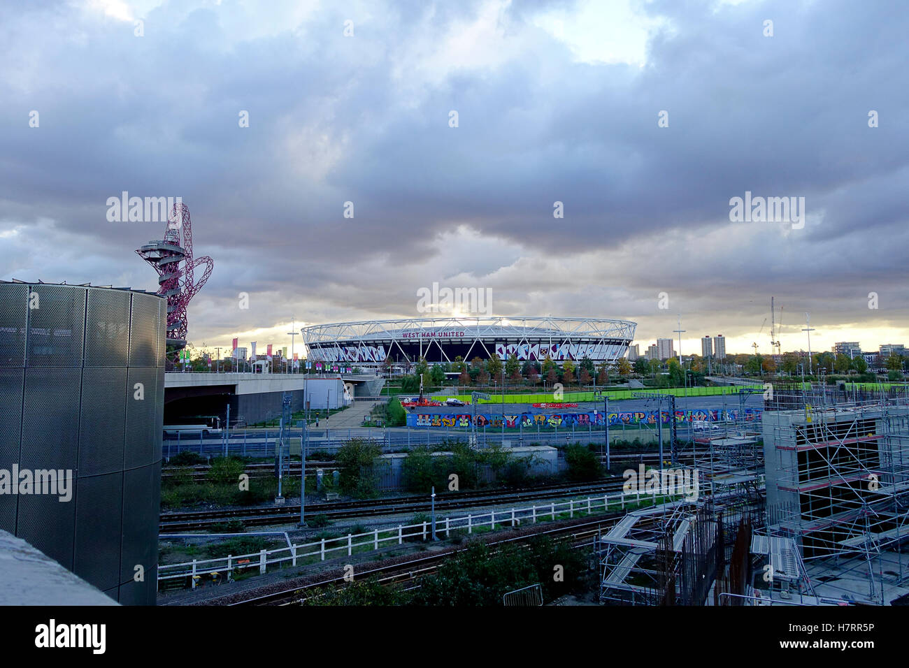 Stratford, London, UK. 7 novembre, 2016. Météo France : marche rapide vent du nord a apporté de très froid mais sec de la capitale. West Ham United Stadium au coucher du soleil. Credit : james jagger/Alamy Live News Banque D'Images