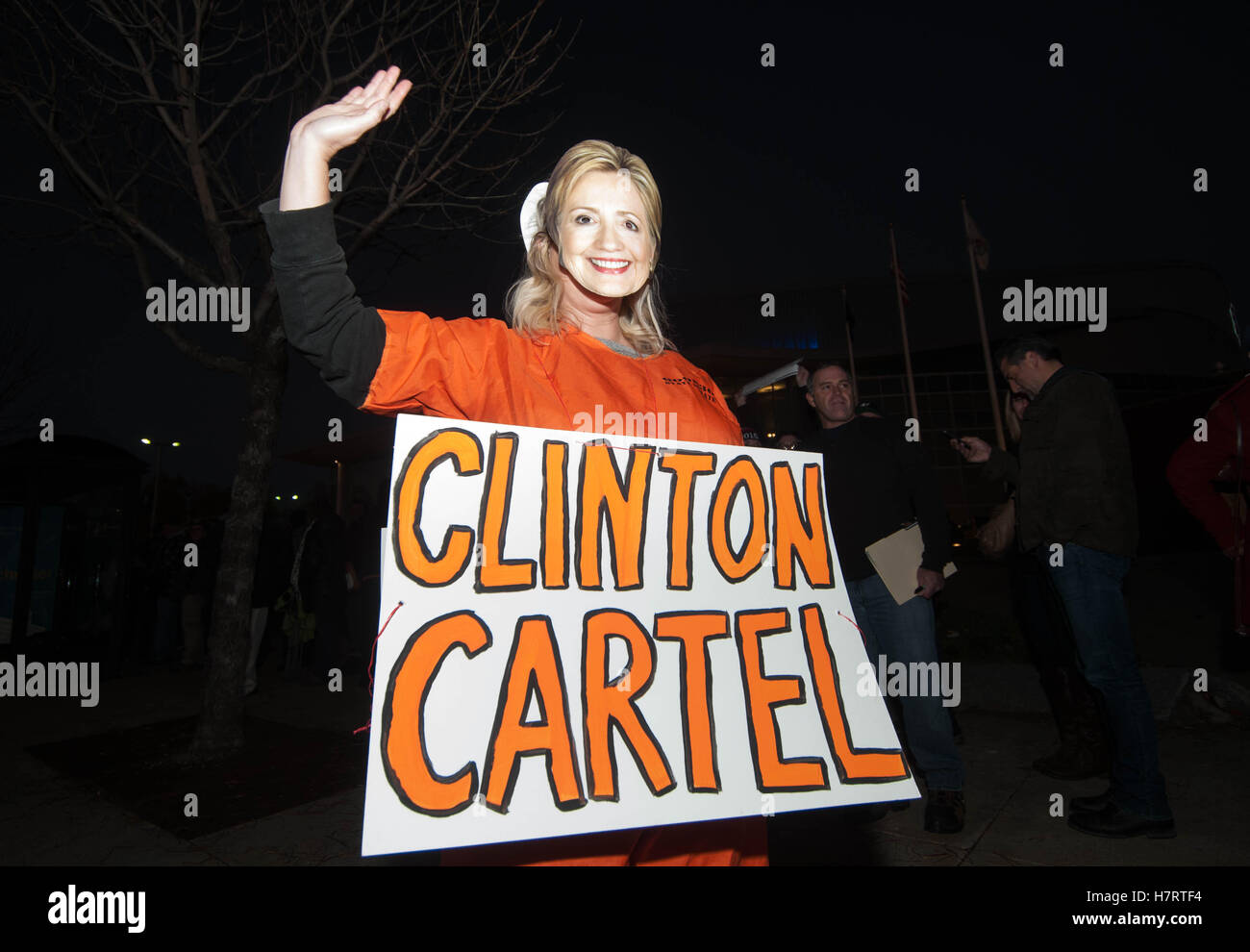 Manchester, New Hampshire, USA. Nov 7, 2016. Une femme dans un costume de détenus d'Hillary Clinton à la circulation des ondes avant qu'un Donald Trump rassemblement à Manchester, N.H. Crédit : Andrew Cline/Alamy Live News Banque D'Images