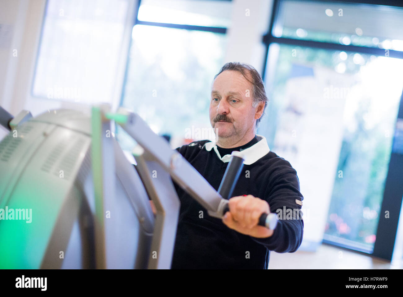 Gelsenkirchen, Allemagne. 29Th sep 2016. L'ancien entraîneur de football Bundesliga Peter Pension Neururer faire de l''Injoy fitness à Schalker Sportpark à Gelsenkirchen, Allemagne, 3 novembre 2016. PHOTO : ROLF VENNENBERND/dpa/Alamy Live News Banque D'Images