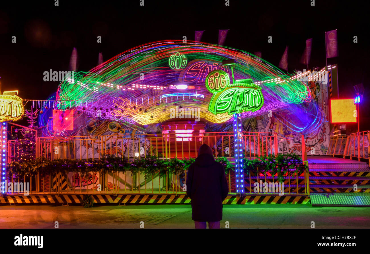 Hambourg, Allemagne. 07Th Nov, 2016. Un homme regarde les amusements proposés au Winterdom marché de Hambourg, Allemagne, 07 novembre 2016. Le marché annuel est ouvert pour un mois (04.11.16 au 04.12.16). Photo : AXEL HEIMKIN/dpa/Alamy Live News Banque D'Images