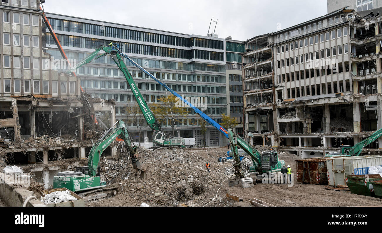 Hambourg, Allemagne. 07Th Nov, 2016. Les travailleurs utilisent de la machinerie lourde lors de la démolition de l'immeuble Axel Springer à Hambourg, Allemagne, ß7 en novembre 2016. Photo : Axel Heimkin/dpa/Alamy Live News Banque D'Images