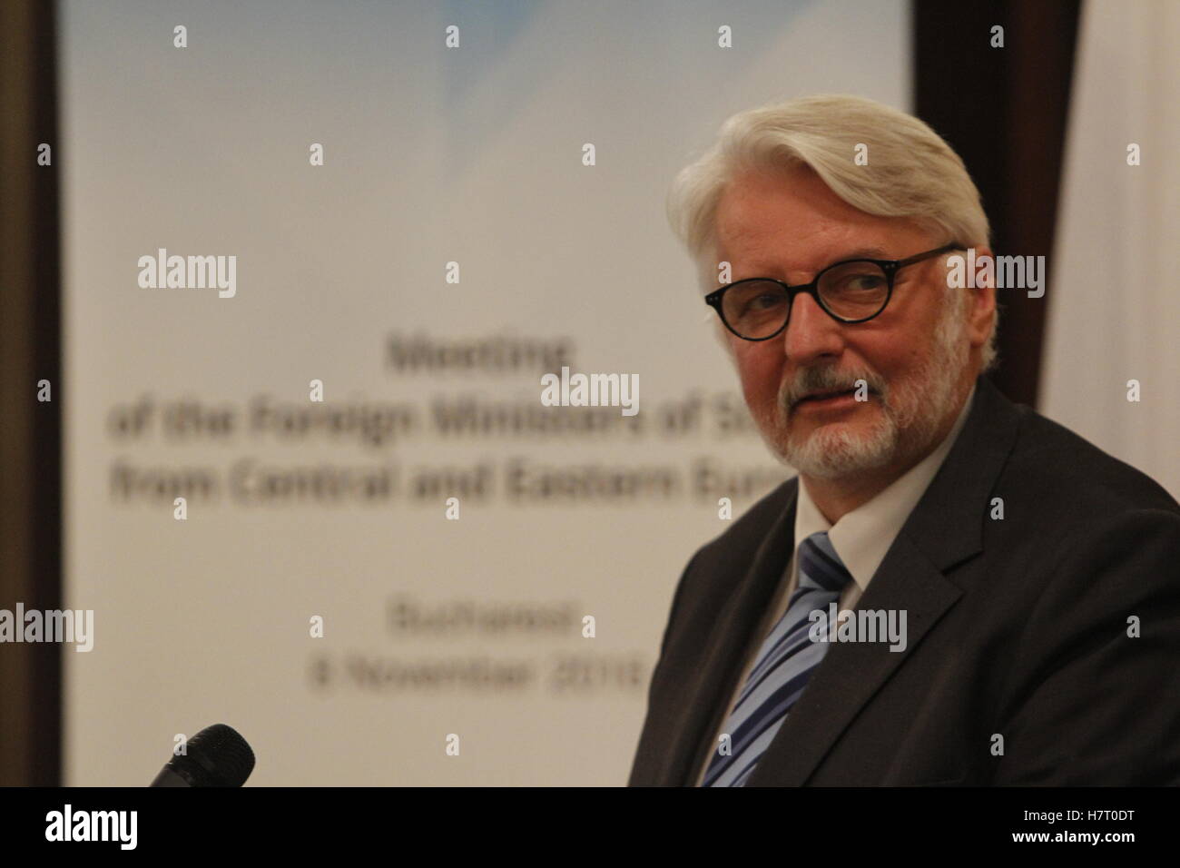 Bucarest, Roumanie. Nov 8, 2016. Le ministre des Affaires étrangères polonais Witold Waszczykowski parle à la fin de la réunion des ministres des affaires étrangères des États d'Europe centrale et orientale (Bucarest). Crédit : Gabriel Petrescu/Alamy Live News Banque D'Images