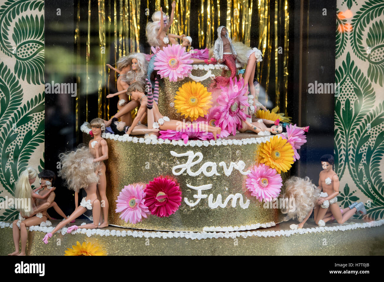 Munich, Allemagne. Nov 8, 2016. La vitrine du bar 'Paradiso', tourné lors d'une tournée de la chanteuse Queen Freddy Mercury's old haunts à Munich, Allemagne, le 8 novembre 2016. Le bar est célèbre pour fournir la toile de fond de la vidéo "Vivre sur mon propre'. Le mercure a vécu dans un appartement dans la maison à Munich entre 1979 et 1984. Photo : SVEN HOPPE/dpa/Alamy Live News Banque D'Images