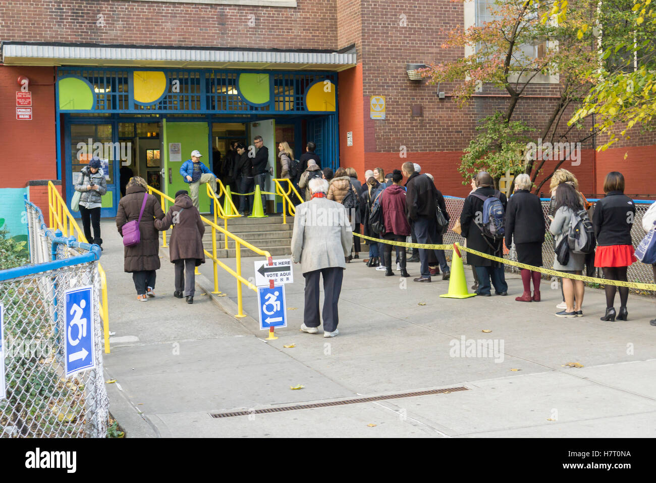 New York, USA. 05Th Nov, 2016. Des centaines d'électeurs à attendre en ligne pour entrer dans le bureau de vote PS33 dans le quartier de Chelsea, New York le jour de l'élection, mardi 8 novembre, 2016. Crédit : Richard Levine/Alamy Live News Banque D'Images