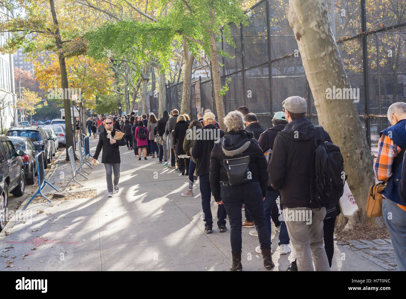 New York, USA. 05Th Nov, 2016. Des centaines d'électeurs à attendre en ligne pour entrer dans le bureau de vote PS33 dans le quartier de Chelsea, New York le jour de l'élection, mardi 8 novembre, 2016. Crédit : Richard Levine/Alamy Live News Banque D'Images