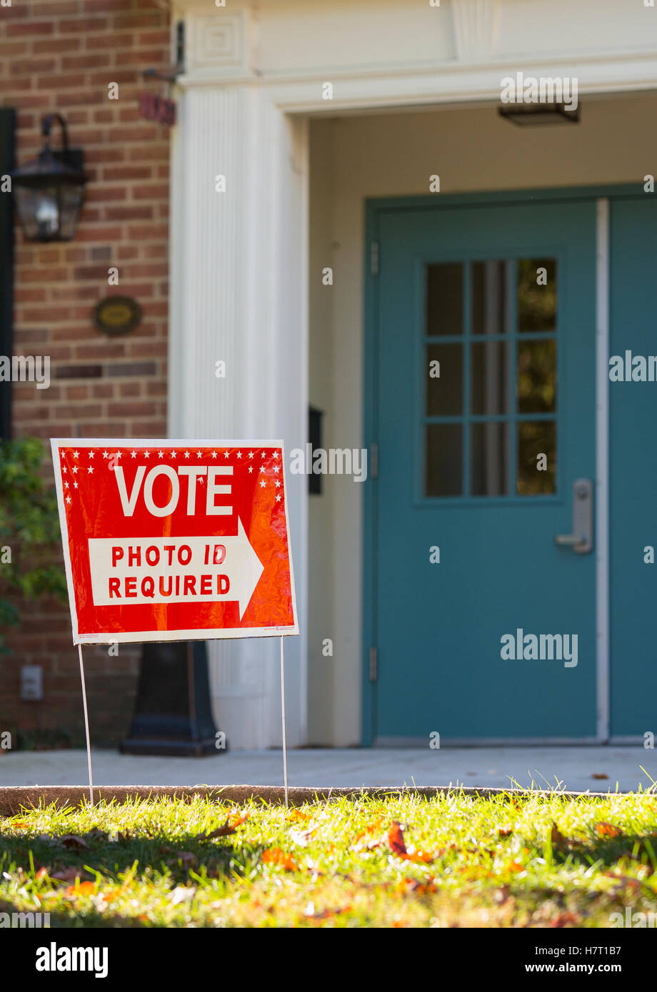 Arlington, Virginia, USA. Nov 8, 2016. Signe de l'élection présidentielle Vote sur la journée. Photo d'identité requise en Virginie. Crédit : Rob Crandall/Alamy Live News Banque D'Images