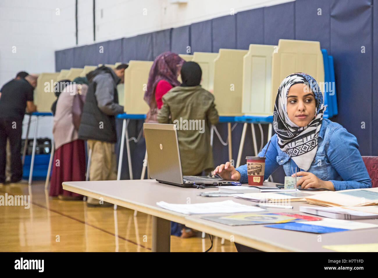 Dearborn, États-Unis. 05Th Nov, 2016. Dearborn, Michigan - 8 novembre 2016 - Un fonctionnaire électoral garde un œil sur les électeurs à l'école élémentaire de Salina au cours de l'élection présidentielle de 2016. Le scrutin est dans un quartier musulman et arabo fortement. Crédit : Jim West/Alamy Live News Banque D'Images