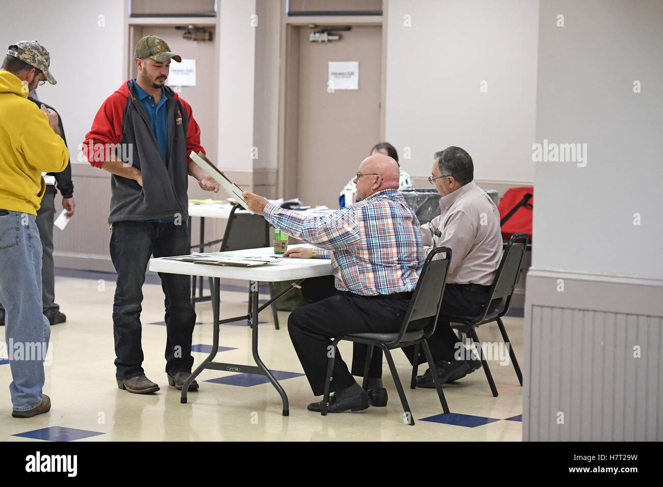 St Louis, Missouri, USA. 8 novembre, 2016. Les électeurs viennent à leurs bureaux de vote d'exercer leur droit de vote lors des élections présidentielles à Saint Louis, Missouri Crédit : Gino's Premium Images/Alamy Live News Banque D'Images