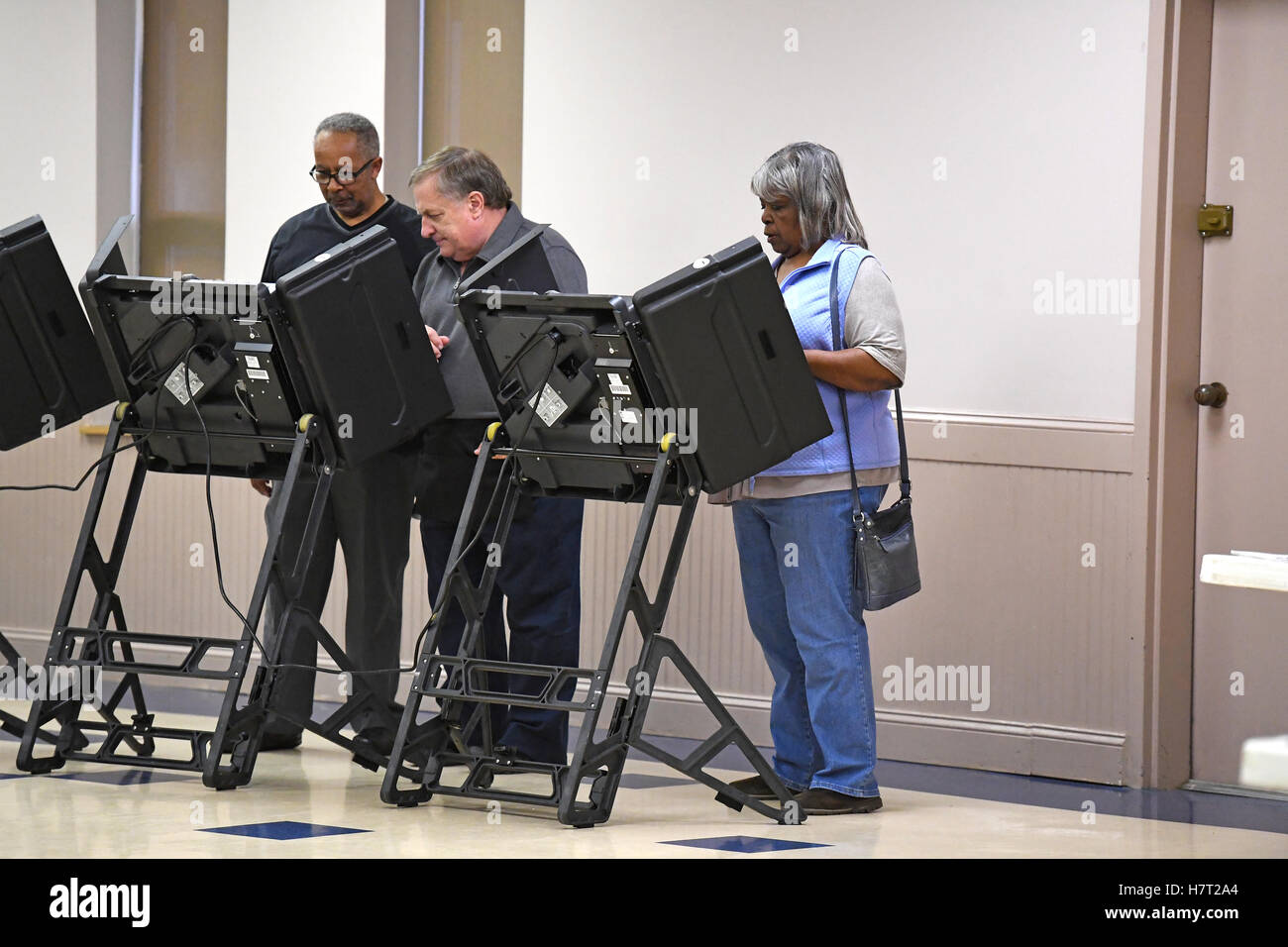St Louis, Missouri, USA. 8 novembre, 2016. Les électeurs viennent à leurs bureaux de vote d'exercer leur droit de vote lors des élections présidentielles à Saint Louis, Missouri Crédit : Gino's Premium Images/Alamy Live News Banque D'Images