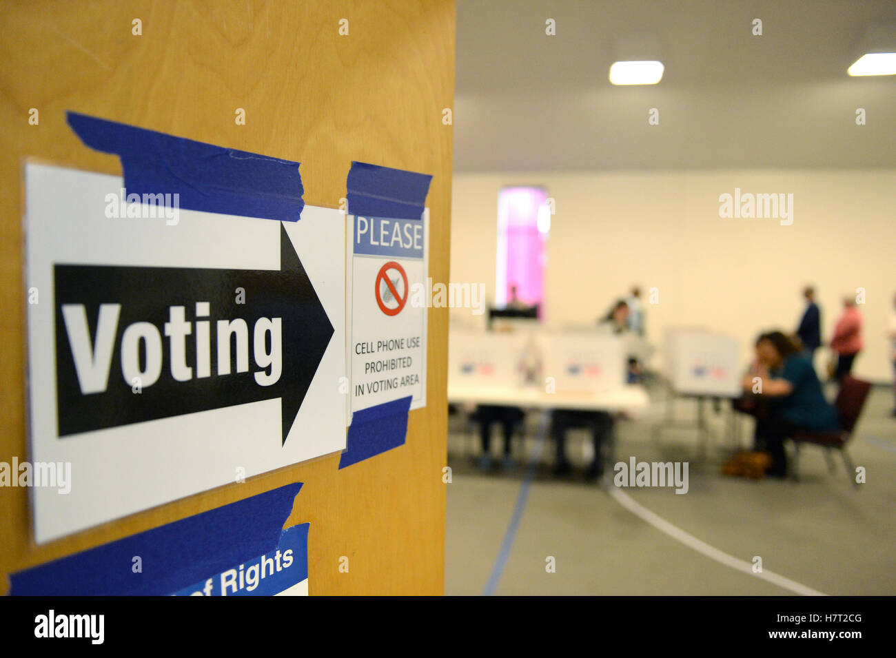 St Louis, Missouri, USA. 8 novembre, 2016. Les électeurs viennent à leurs bureaux de vote d'exercer leur droit de vote lors des élections présidentielles à Saint Louis, Missouri Crédit : Gino's Premium Images/Alamy Live News Banque D'Images