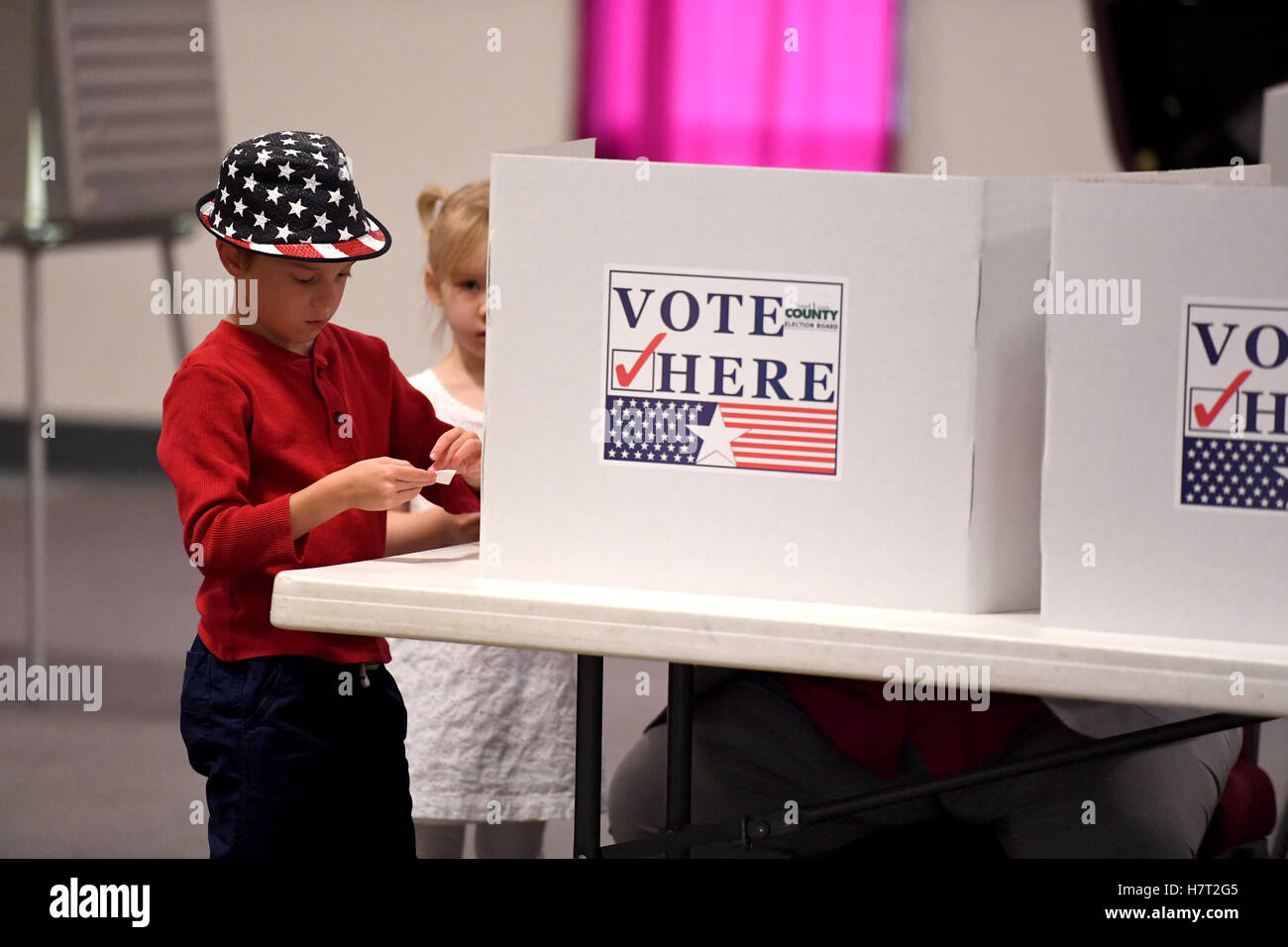 St Louis, Missouri, USA. 8 novembre, 2016. Les électeurs viennent à leurs bureaux de vote d'exercer leur droit de vote lors des élections présidentielles à Saint Louis, Missouri Crédit : Gino's Premium Images/Alamy Live News Banque D'Images