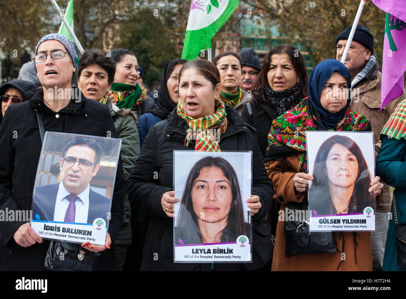 Londres, Royaume-Uni. 8 novembre, 2016. Protestation des militants kurdes à la place du Parlement dans la solidarité avec les membres de l'HDP pro-Kurdes arrêtés en Turquie. Credit : Mark Kerrison/Alamy Live News Banque D'Images