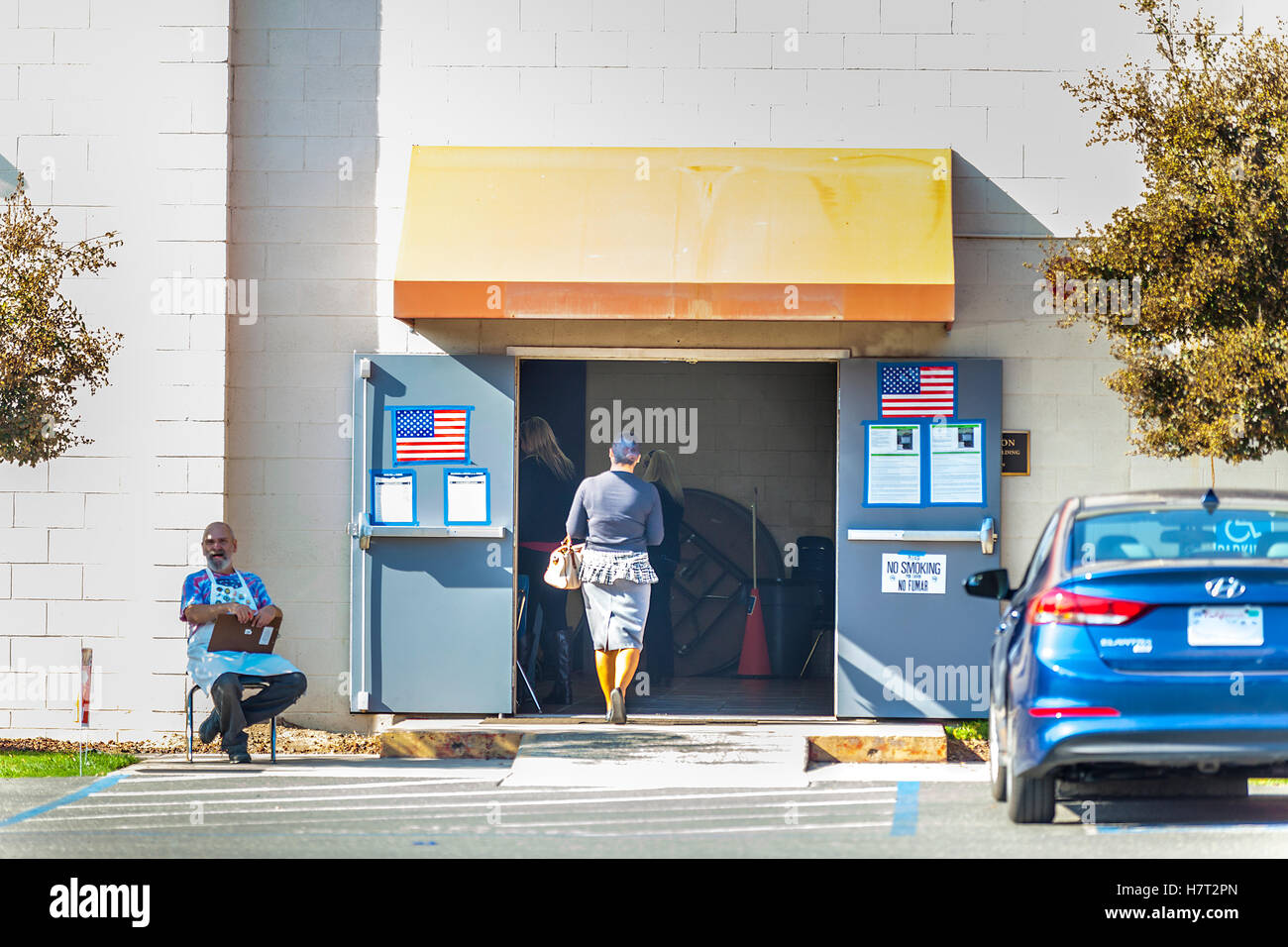 Modesto, Californie, USA. 8 novembre, 2016. L'église Calvary Baptist à Modesto en Californie un quartier désigné lieu de scrutin. Les panneaux bilingues sont vus à toutes les villes les lieux de scrutin. Crédit : John Crowe/Alamy Live News Banque D'Images