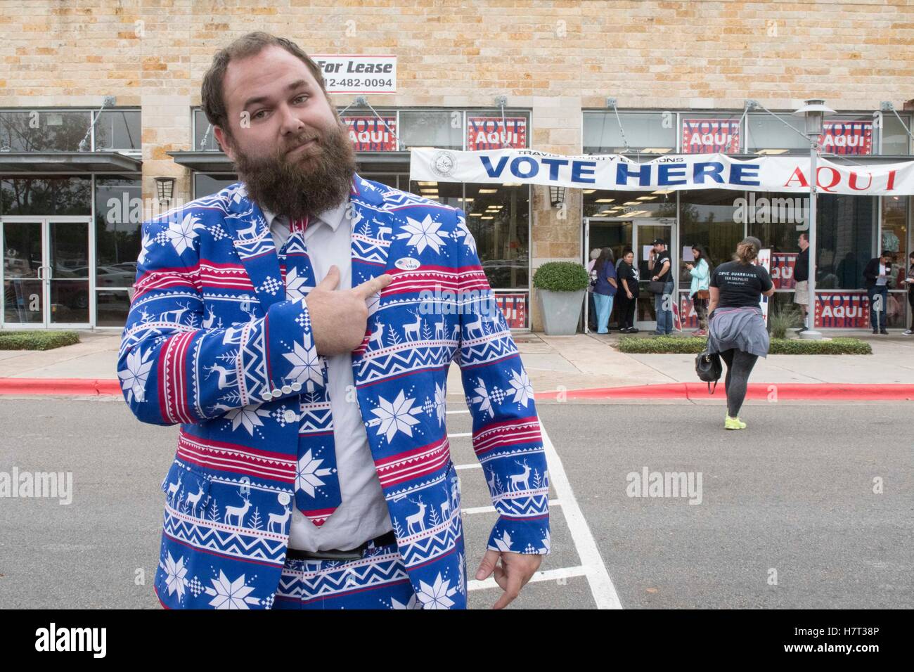 Austin voter montre son rouge, blanc et bleu tenue après le vote à l'élection présidentielle de novembre 2016. Banque D'Images