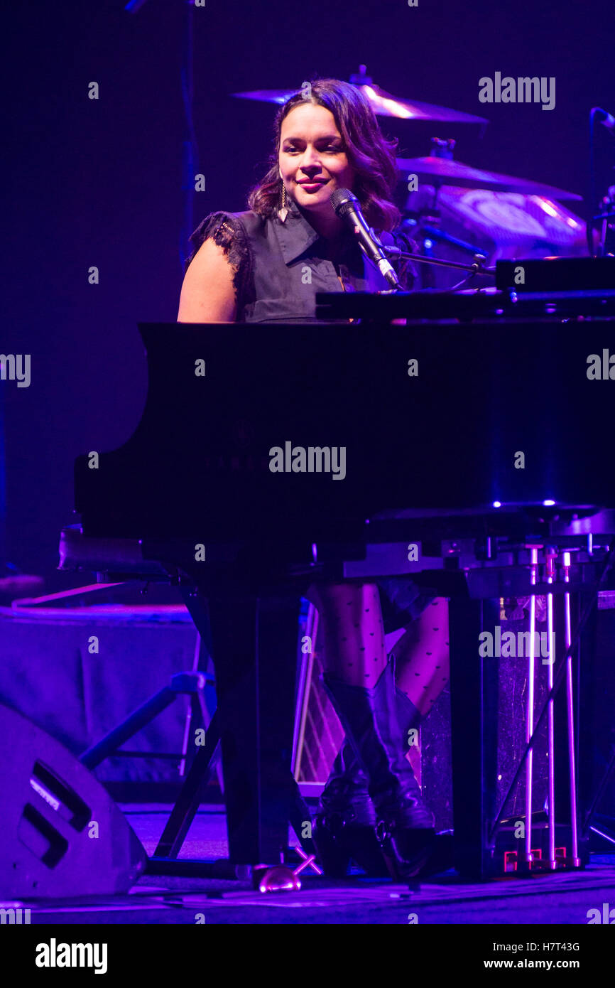 Milan, Italie. 05Th Nov, 2016. La chanteuse et actrice Norah Jones effectue sur scène au Teatro degli Arcimboldi de présenter son nouvel album 'jour' Crédit : Rodolfo Sassano/Alamy Live News Banque D'Images