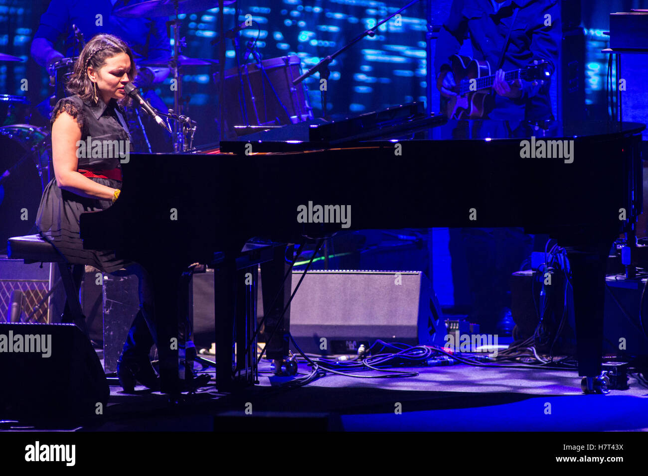 Milan, Italie. 05Th Nov, 2016. La chanteuse et actrice Norah Jones effectue sur scène au Teatro degli Arcimboldi de présenter son nouvel album 'jour' Crédit : Rodolfo Sassano/Alamy Live News Banque D'Images