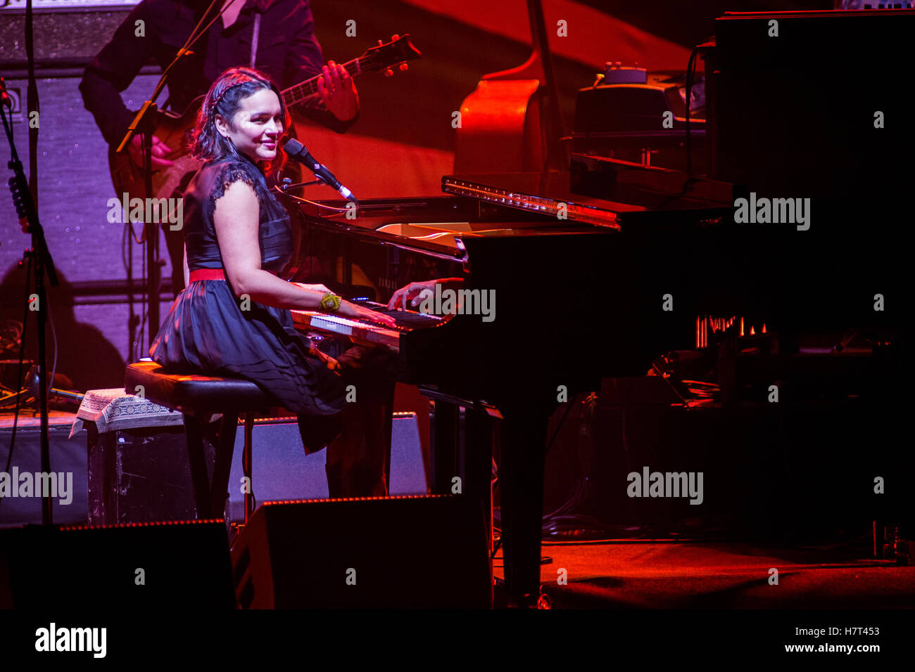 Milan, Italie. 05Th Nov, 2016. La chanteuse et actrice Norah Jones effectue sur scène au Teatro degli Arcimboldi de présenter son nouvel album 'jour' Crédit : Rodolfo Sassano/Alamy Live News Banque D'Images